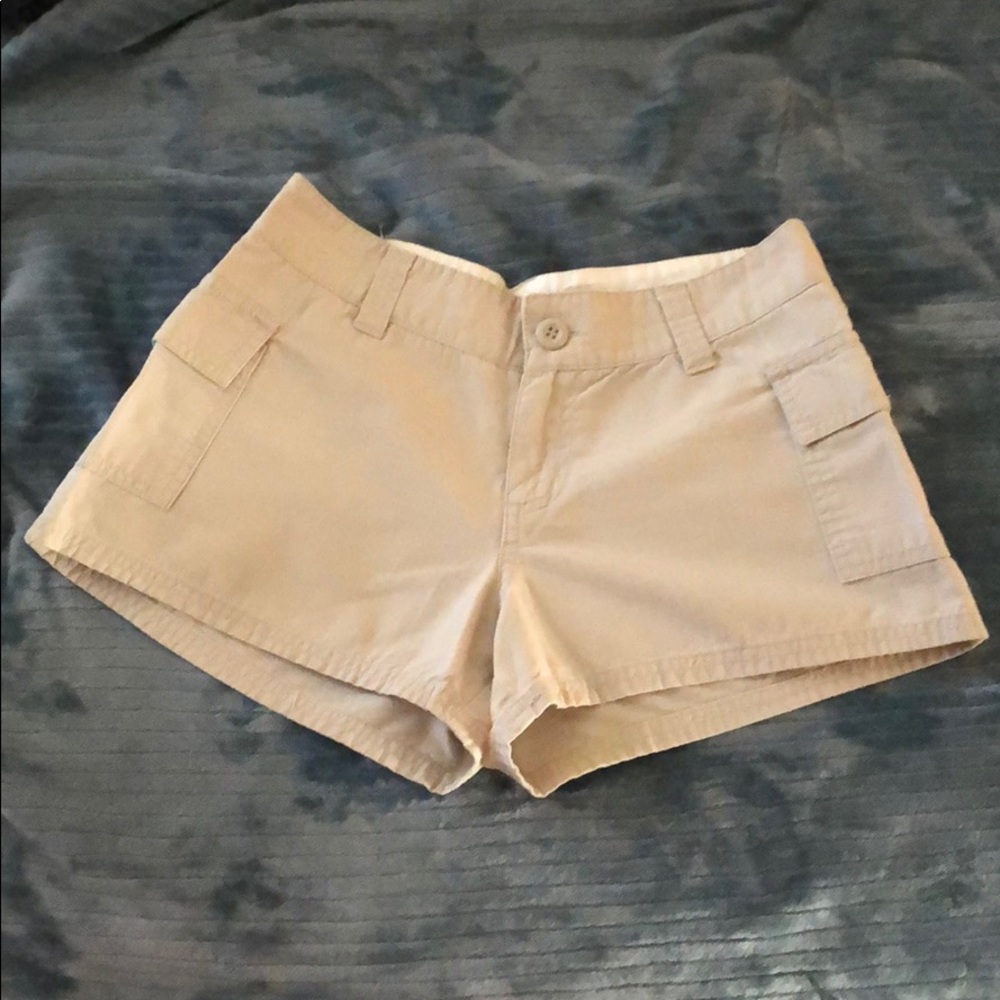 💥Light tan cargo style shorts with cute detail💥